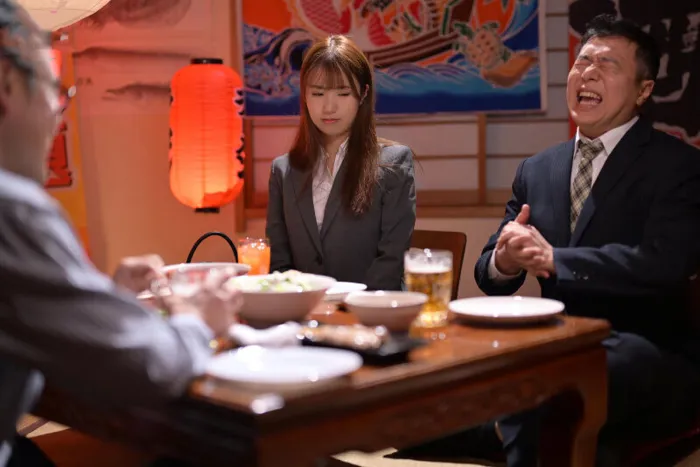 Overwhelming Beauty: Escalating Desires in Live Broadcast