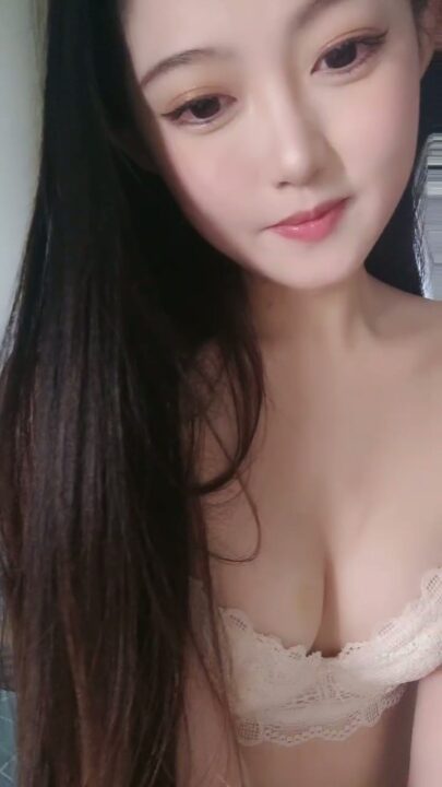 Japanische Amateurin spielt mit Spitzenwäsche und Vibrator im Schlafzimmer