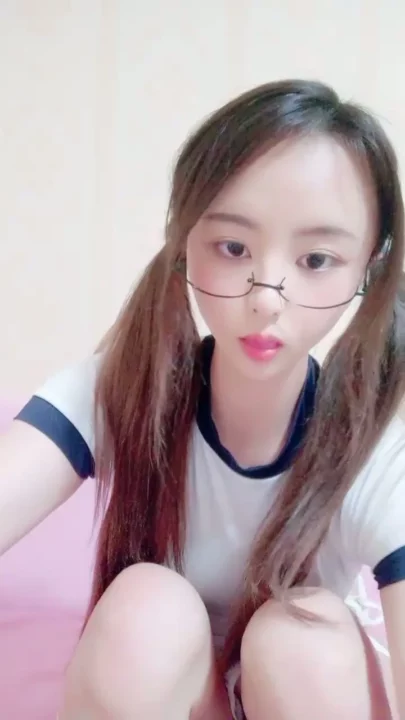 Chinese Livestream Leaked — Sweet Face Asian Girl with Toys 18+