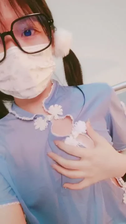 Asiatische Zwillingsschwänze mit Brille — Solo-Masturbation in weißen Strümpfen 18+
