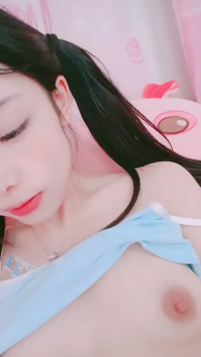 Chinesischer Livestream-Solo — Kleine asiatische Modelin im Dessous masturbiert