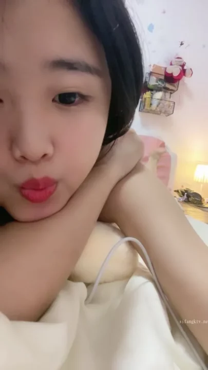 Chinese Livestream Solo — Petite Asian Masturbation in Bedroom