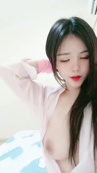 Asiatische Schönheit mit großen Titten masturbiert im Schlafzimmer