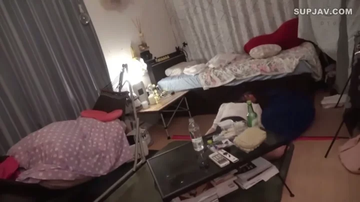 A fair-skinned, voluptuous, innocent young girl. A burglar breaks into her house, discovers she’s a beauty, and drugs her food to rape her! She’s a natural blonde—a stunning, charming girl. The sex is so intense he can’t help but cum inside her.