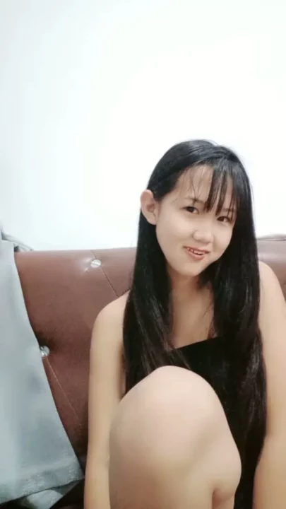 Chinese Livestream Solo — Petite Asian Girl Masturbates in Front of Camera