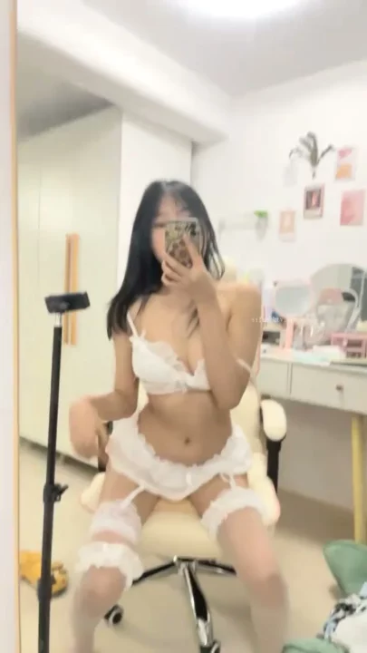 Chinese Livestream Solo — Cute Girl Masturbates in Lingerie