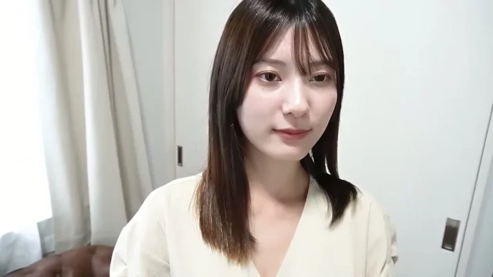 Asiatische Schönheit mit üppigen Kurven spielt an ihrer Muschi