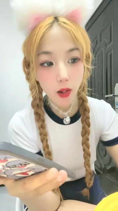 Chinese Livestream Leaked — Twintails Shaved Asian Girl with Dildo