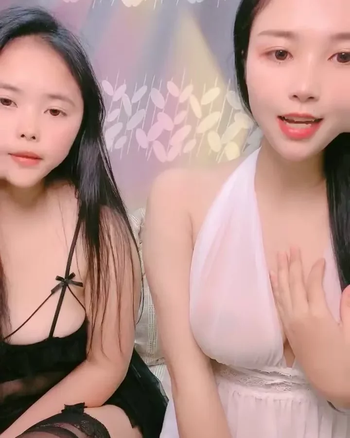 Video abspielen: Chinesischer Livestream geleakt – Sexy weißes Kleid, Dessous, Solo mit Vibrator