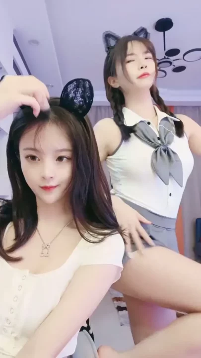 Chinese Livestream Leaked — Twin Asian Beauties in Lingerie with Toys [Uncensored]