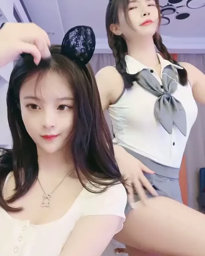 動画を再生:中国ライブ配信漏洩——ランジェリー姿の双子アジア美女がおもちゃでプレイ中[無修正]