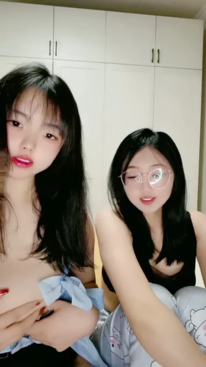 Chinese Livestream Leaked — Twin Sisters Masturbate in Lingerie