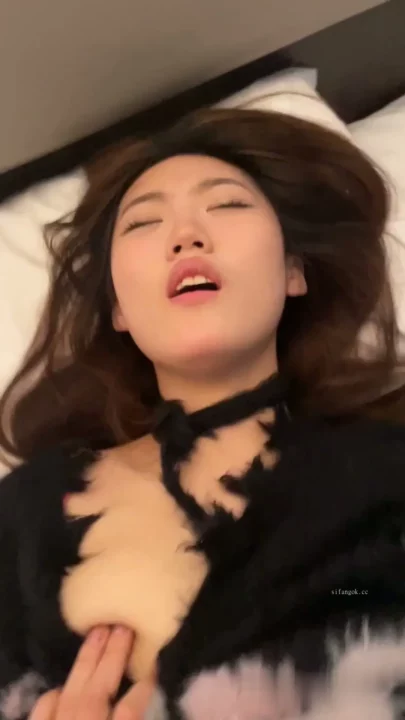 Chinese Amateur Leaked — Face-Shown Gap Moe Solo with Shaved Pussy