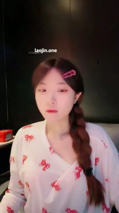 Chinese Livestream Solo Masturbation — Young Woman with Pink Vibrator and Face Shown