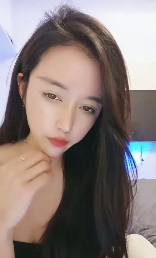 Video abspielen: Chinesischer Livestream geleakt – Solo-Masturbation mit Vibrator-Spielzeug