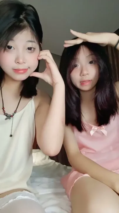 Chinese Lesbian Leaked — Twin Girls Masturbate and Cunnilingus in POV