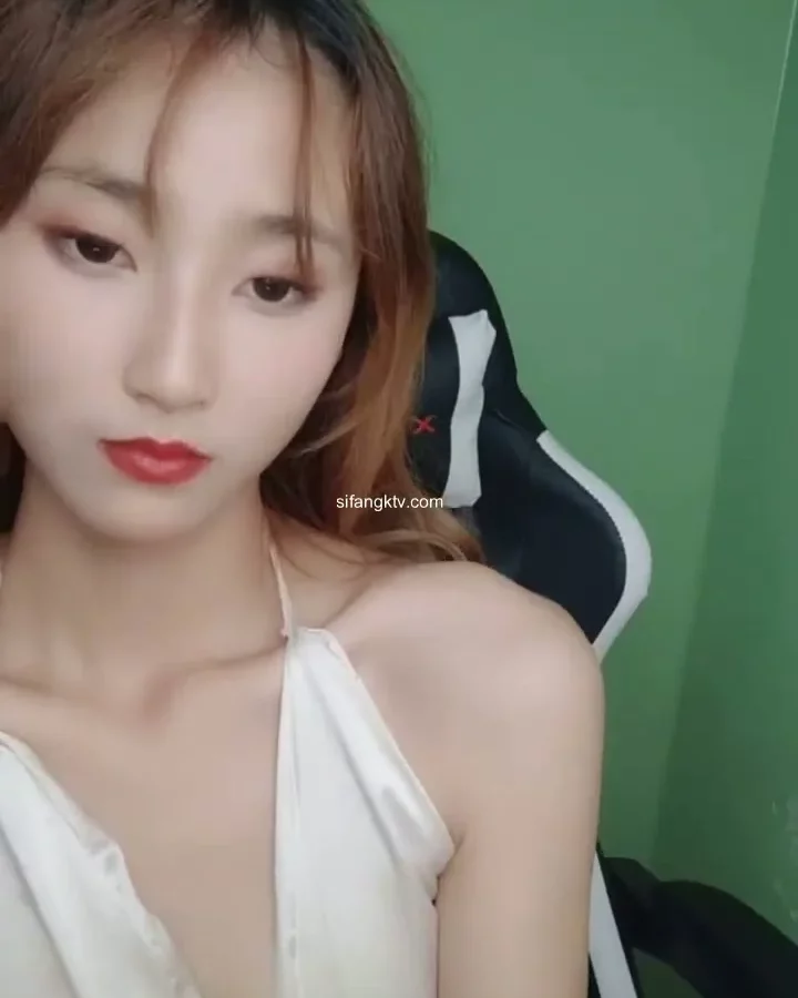 動画を再生:中国ライブ配信漏洩——小柄な美少女の隙間萌え無邪気さ