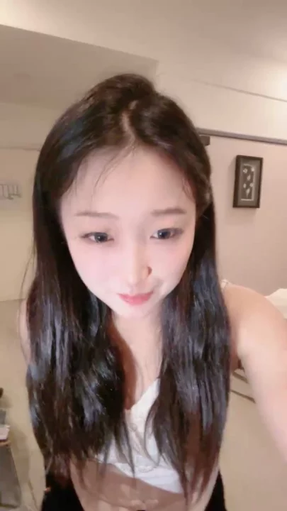 Screenshot 5 from Asiática amateur mostrando su cara — Bella pequeña con coño depilado en ropa interior
