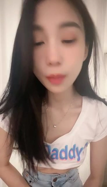 動画を再生:アマチュアアジアンオナニーPOV — ランジェリー姿の毛深いまんこを持つ小柄な美女