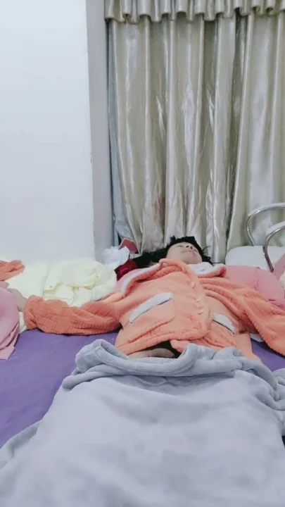 Screenshot 12 aus Amateur-Asiatin masturbiert im Hotel — Unterwäsche und Gesicht gezeigt