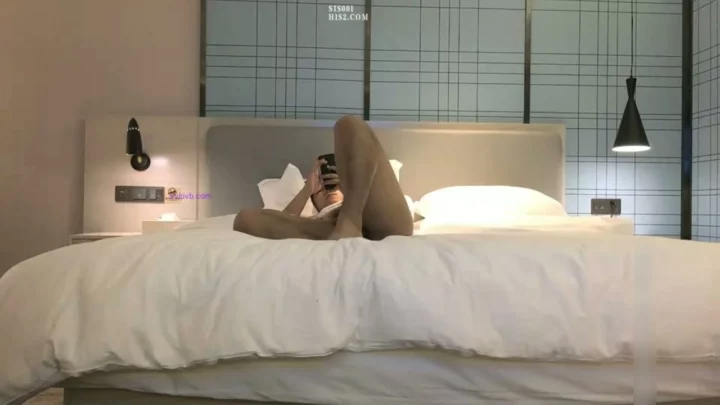 Screenshot 6 from 아마추어 아시아녀 호텔 침대에서 라이브스트림 셀카 자위 — 솔로 POV