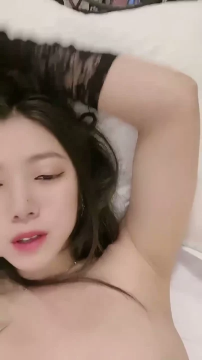 Screenshot 6 from Cewek Asia Amatir Pakai Lingerie POV — Cantik Mungil Ngentot Sendiri di Kasur