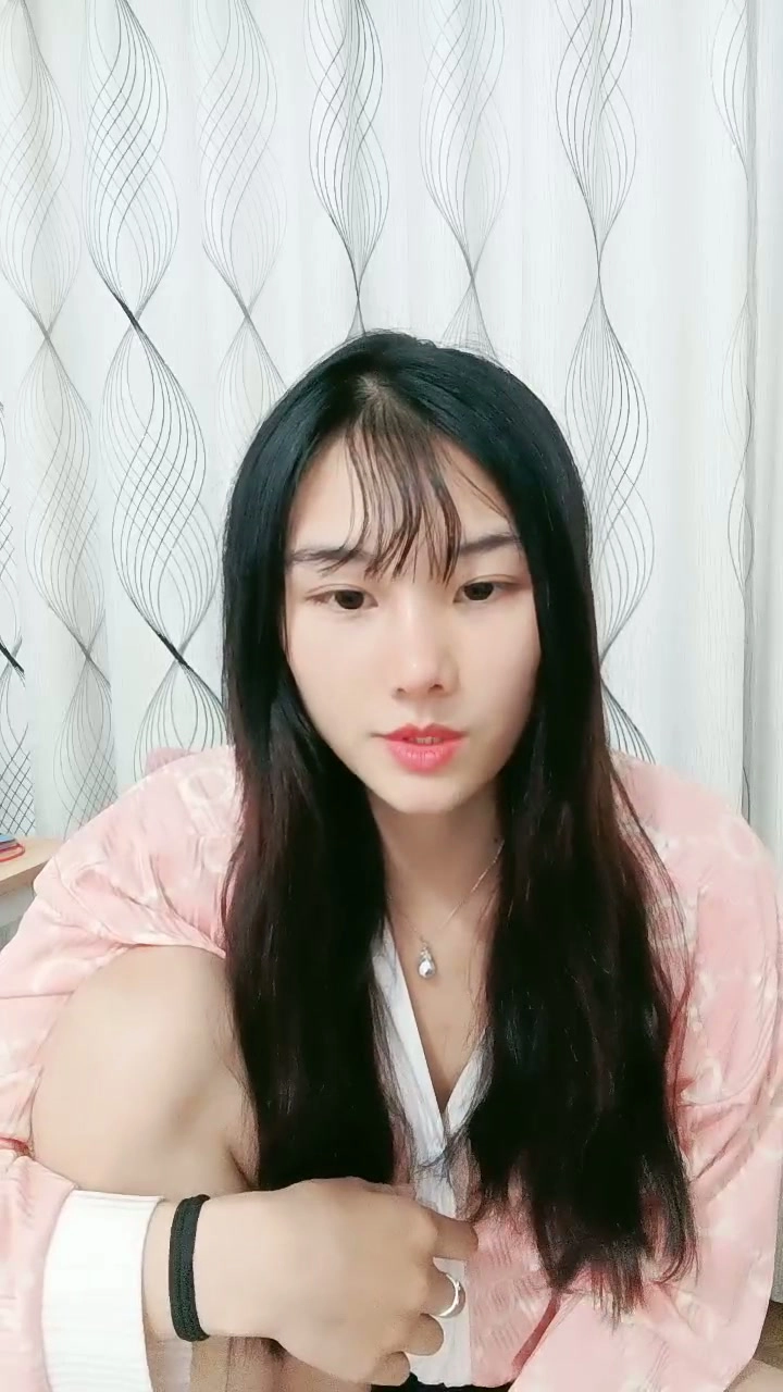 Play video: Amadora Asiática Se Masturbando Sozinha — Prazer em Mostrar o Rosto com Lingerie Rosa