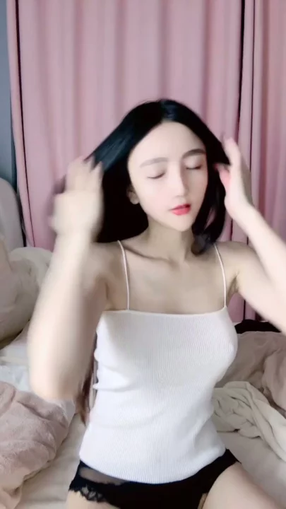 Screenshot 2 aus Amateur Asiatin Solo Masturbation — Dessous und POV Verführung im Schlafzimmer