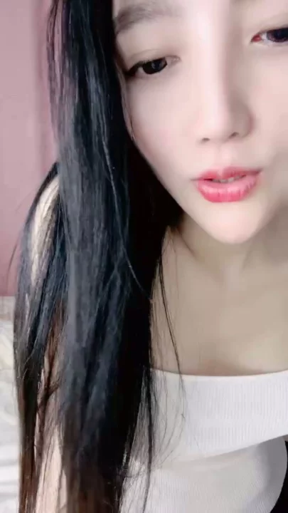 Screenshot 4 aus Amateur Asiatin Solo Masturbation — Dessous und POV Verführung im Schlafzimmer