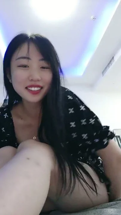 Screenshot 1 from Cô nàng Trung Quốc nghiệp dư quay POV địt nhau — Ngực khủng với lồn cạo trọc trong đồ lót