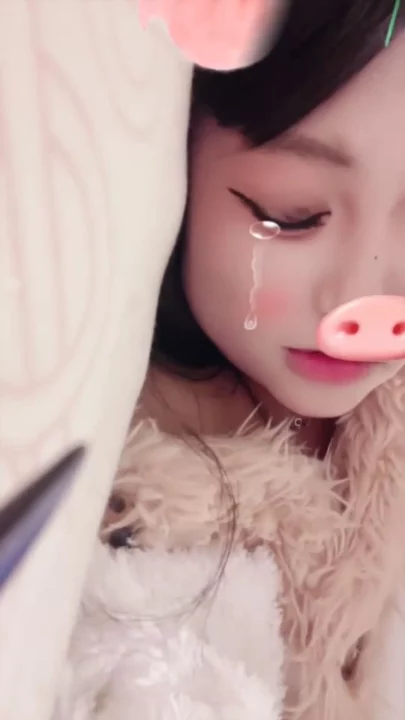 Screenshot 2 from 아마추어 일본 여성 셀카 — 속옷과 퍼 코트 입은 작고 예쁜 여자