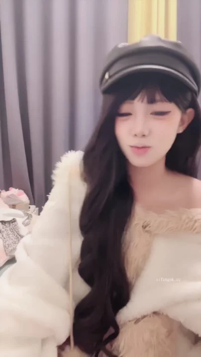 Screenshot 11 from 아마추어 일본 여성 셀카 — 속옷과 퍼 코트 입은 작고 예쁜 여자