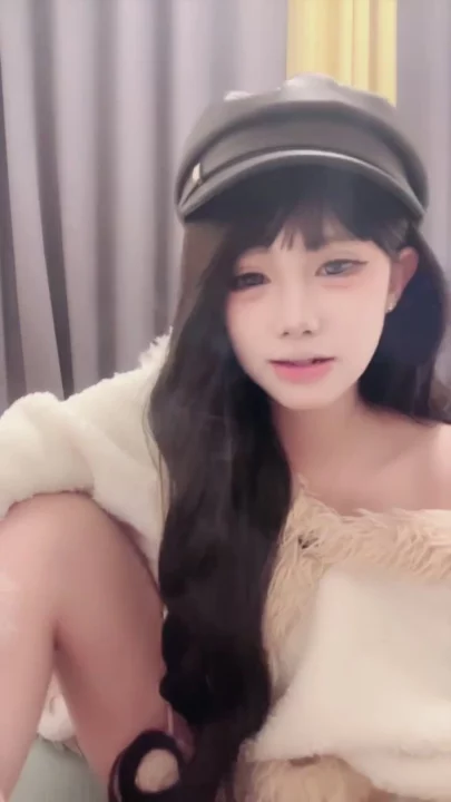 Screenshot 12 from 아마추어 일본 여성 셀카 — 속옷과 퍼 코트 입은 작고 예쁜 여자
