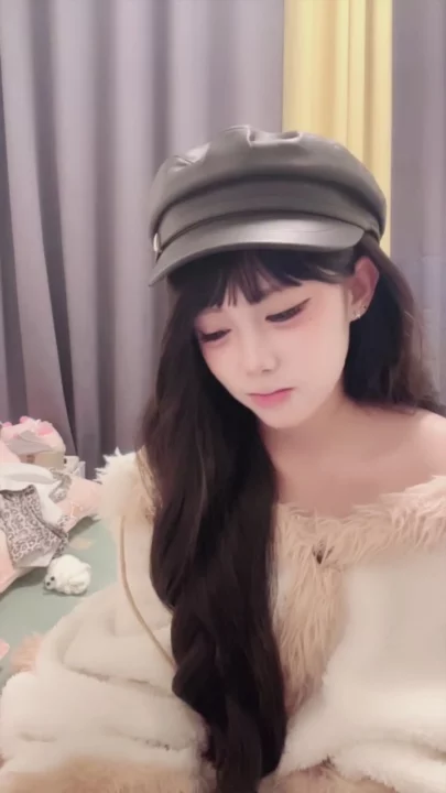 Screenshot 13 from 아마추어 일본 여성 셀카 — 속옷과 퍼 코트 입은 작고 예쁜 여자