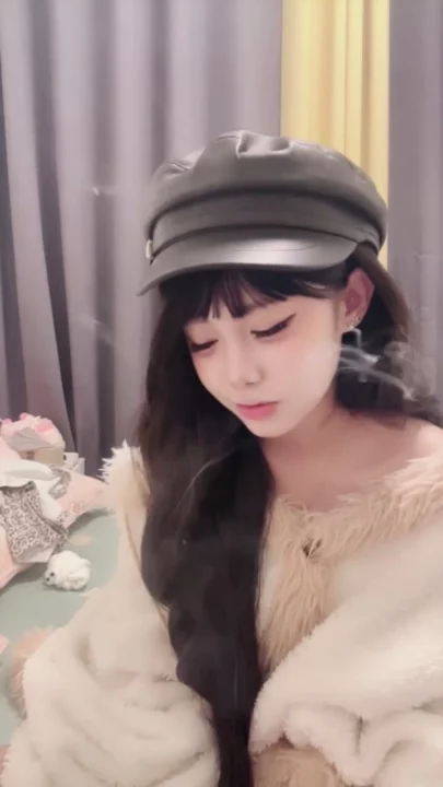Screenshot 14 from 아마추어 일본 여성 셀카 — 속옷과 퍼 코트 입은 작고 예쁜 여자