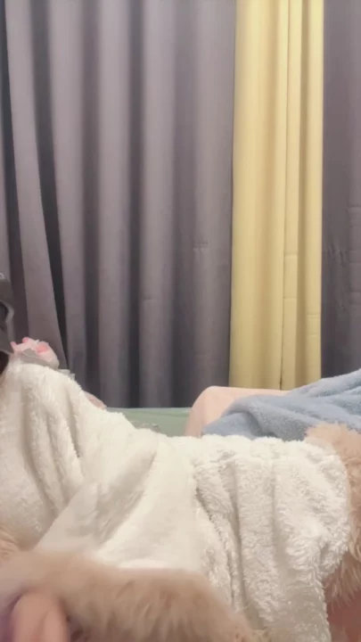 Screenshot 16 from 아마추어 일본 여성 셀카 — 속옷과 퍼 코트 입은 작고 예쁜 여자