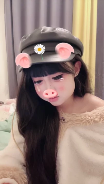 Screenshot 21 from 아마추어 일본 여성 셀카 — 속옷과 퍼 코트 입은 작고 예쁜 여자