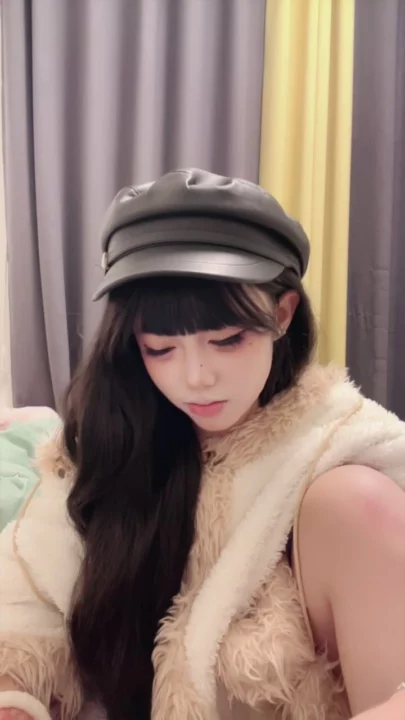 Screenshot 24 from 아마추어 일본 여성 셀카 — 속옷과 퍼 코트 입은 작고 예쁜 여자