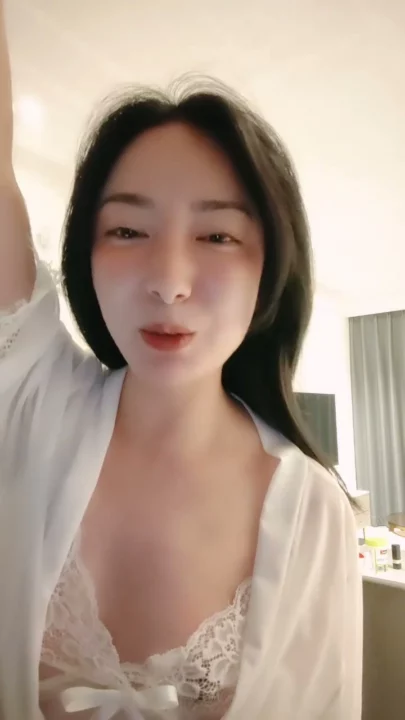 Screenshot 1 from Masturbación amateur japonesa en primera persona — Bella menuda con lencería y dildo