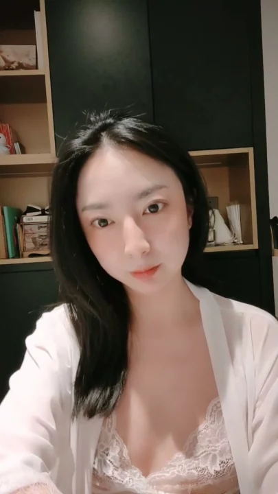 Masturbación amateur japonesa en primera persona — Bella menuda con lencería y dildo