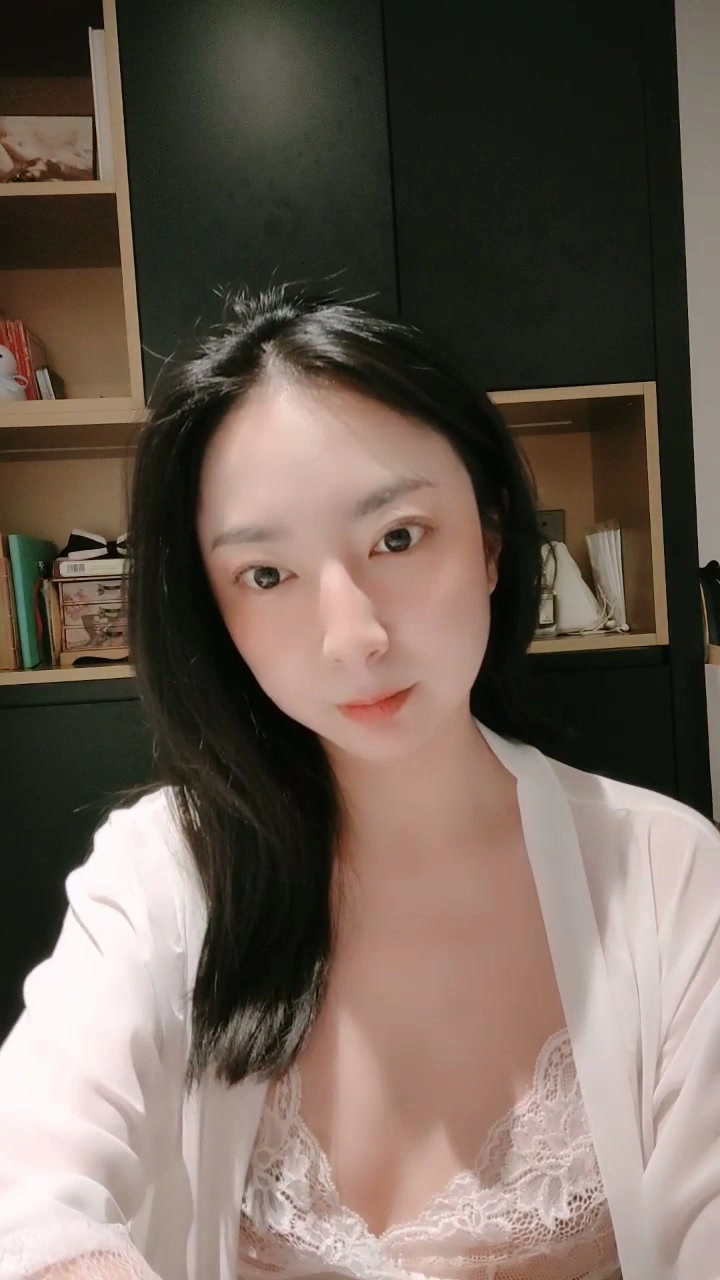 Play video: Masturbación amateur japonesa en primera persona — Bella menuda con lencería y dildo