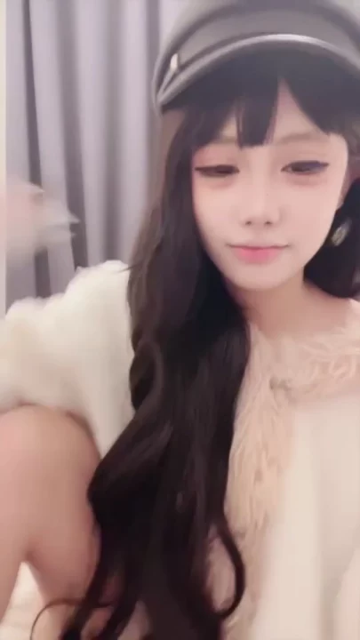 Screenshot 4 from 아마추어 일본 여성 셀카 — 속옷과 퍼 코트 입은 작고 예쁜 여자