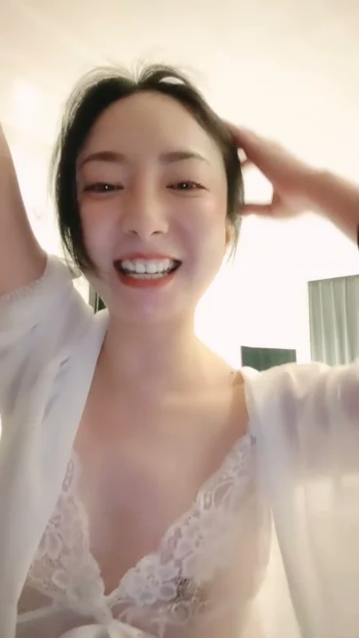 Screenshot 11 from Masturbación amateur japonesa en primera persona — Bella menuda con lencería y dildo