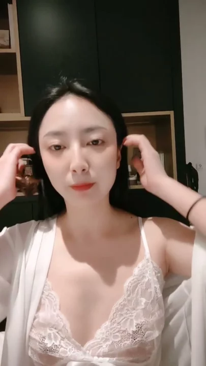 Screenshot 14 from Masturbación amateur japonesa en primera persona — Bella menuda con lencería y dildo