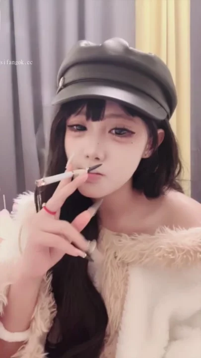 Screenshot 5 from 아마추어 일본 여성 셀카 — 속옷과 퍼 코트 입은 작고 예쁜 여자