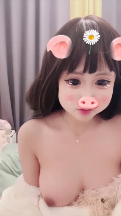 业余日本 POV 自慰 —— 穿着内衣和皮草的小美人