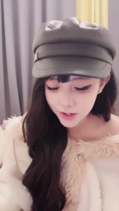 Screenshot 6 from 아마추어 일본 여성 셀카 — 속옷과 퍼 코트 입은 작고 예쁜 여자