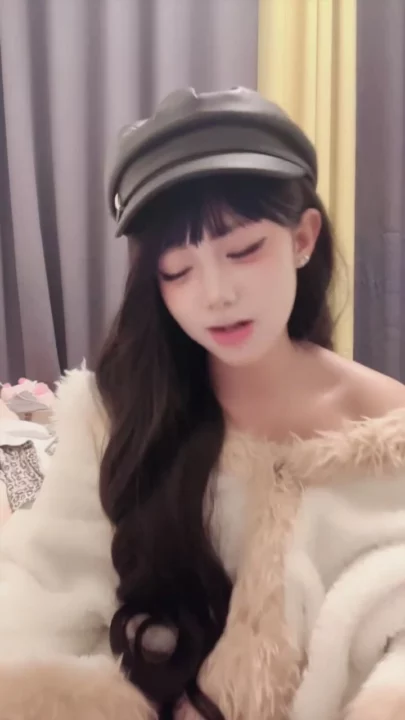 Screenshot 9 from 아마추어 일본 여성 셀카 — 속옷과 퍼 코트 입은 작고 예쁜 여자