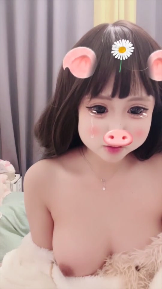 Play video: 아마추어 일본 여성 셀카 — 속옷과 퍼 코트 입은 작고 예쁜 여자