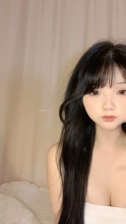 Screenshot 2 aus Amateur Japanerin masturbiert im POV — Petite im Lingerie im Schlafzimmer